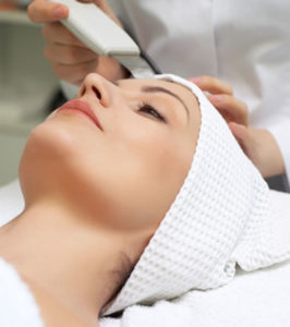 kobieta w trakcie peelingu kawitacyjnego